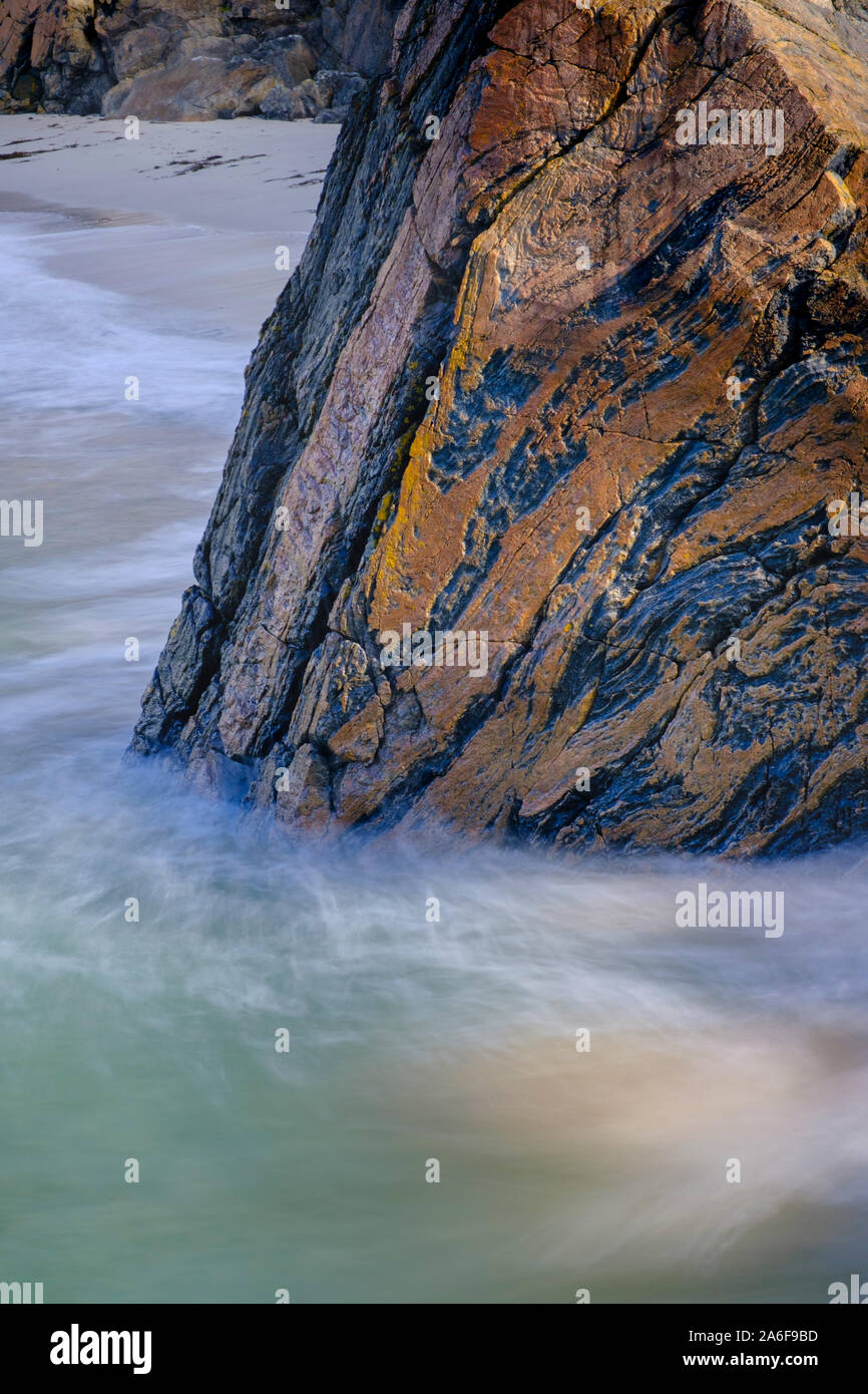 Spiaggia remota sulla riva del: Achmelvich Bay in Assynt, Sutherland nel nord ovest di Highlands scozzesi nota massiccia Lewisian gneiss boulder in primo piano Foto Stock