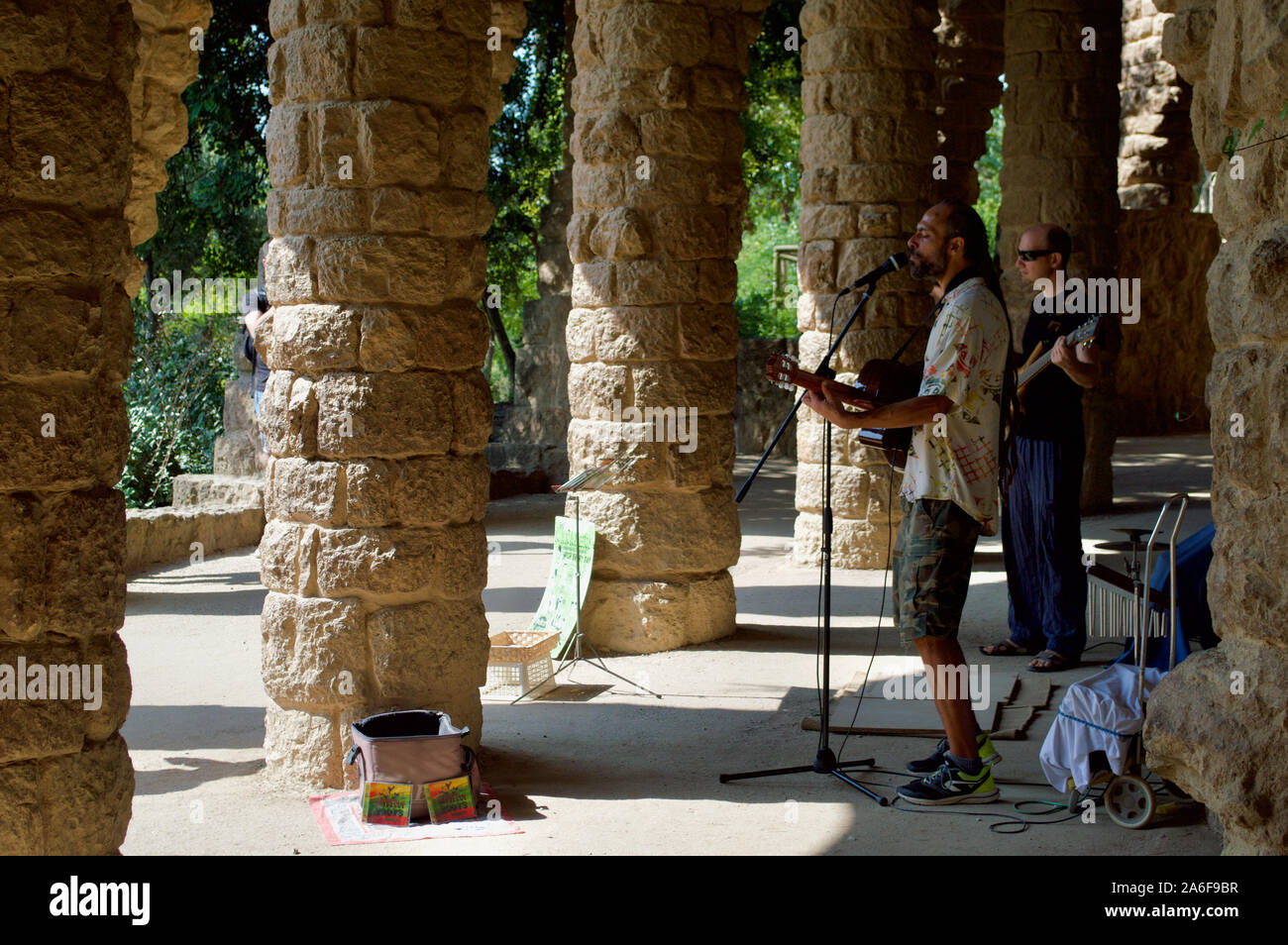 Buskers effettuando al Parco Guell di Barcellona, Spagna Foto Stock