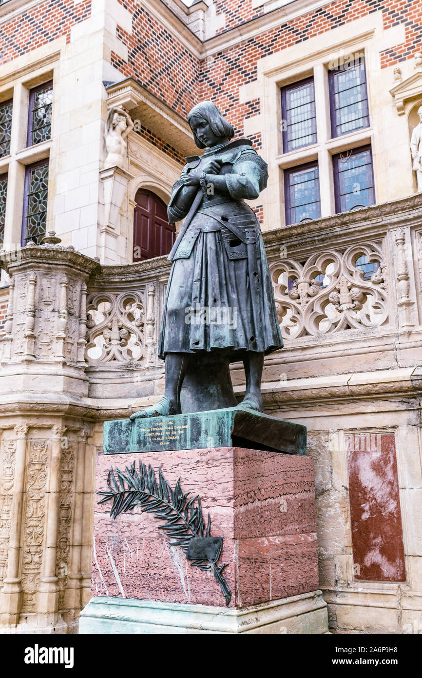 Statua di Jeanne d Arc di fronte Hotel Groslot , in uso come sede del municipio in Orleans Francia Foto Stock
