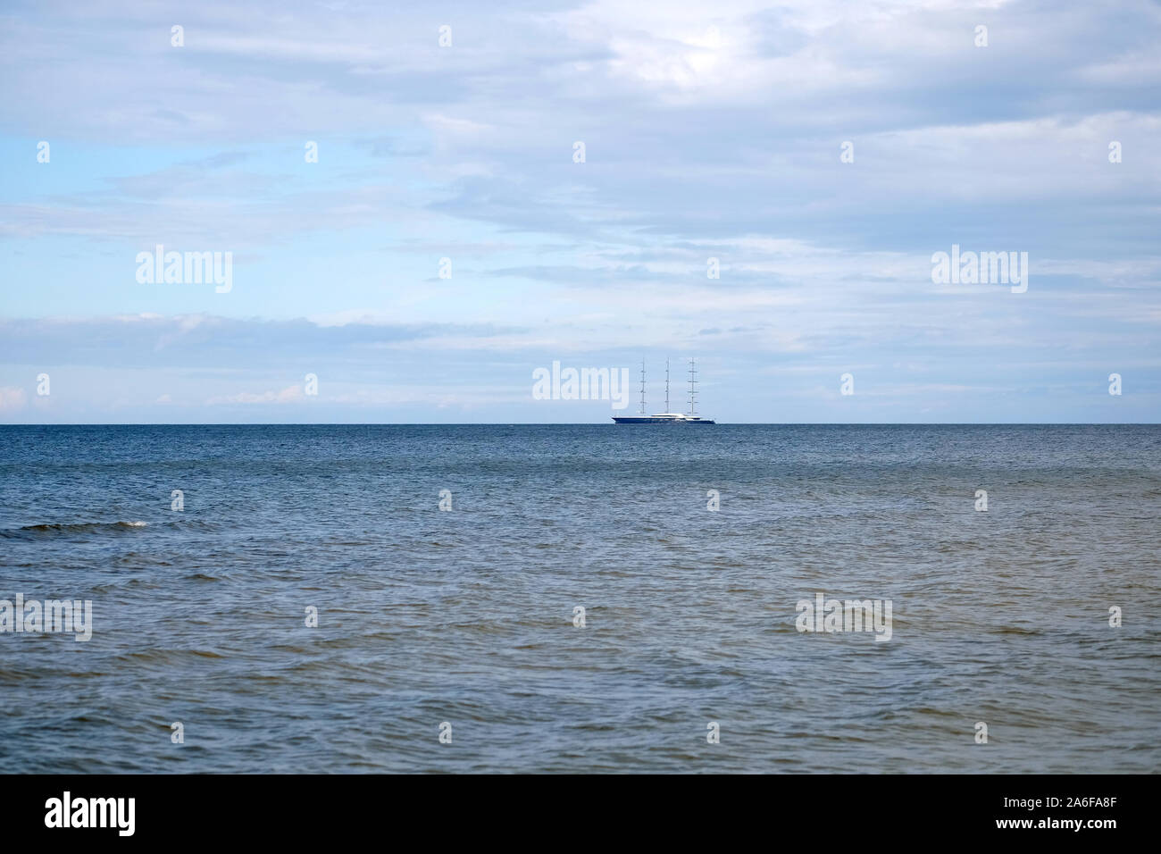 Barca a vela super yacht Perla Nera la più grande nave a vela nel mondo è il vostro soggiorno in open calme acque del Mar Baltico sulla skyline lontano dalla costa Foto Stock