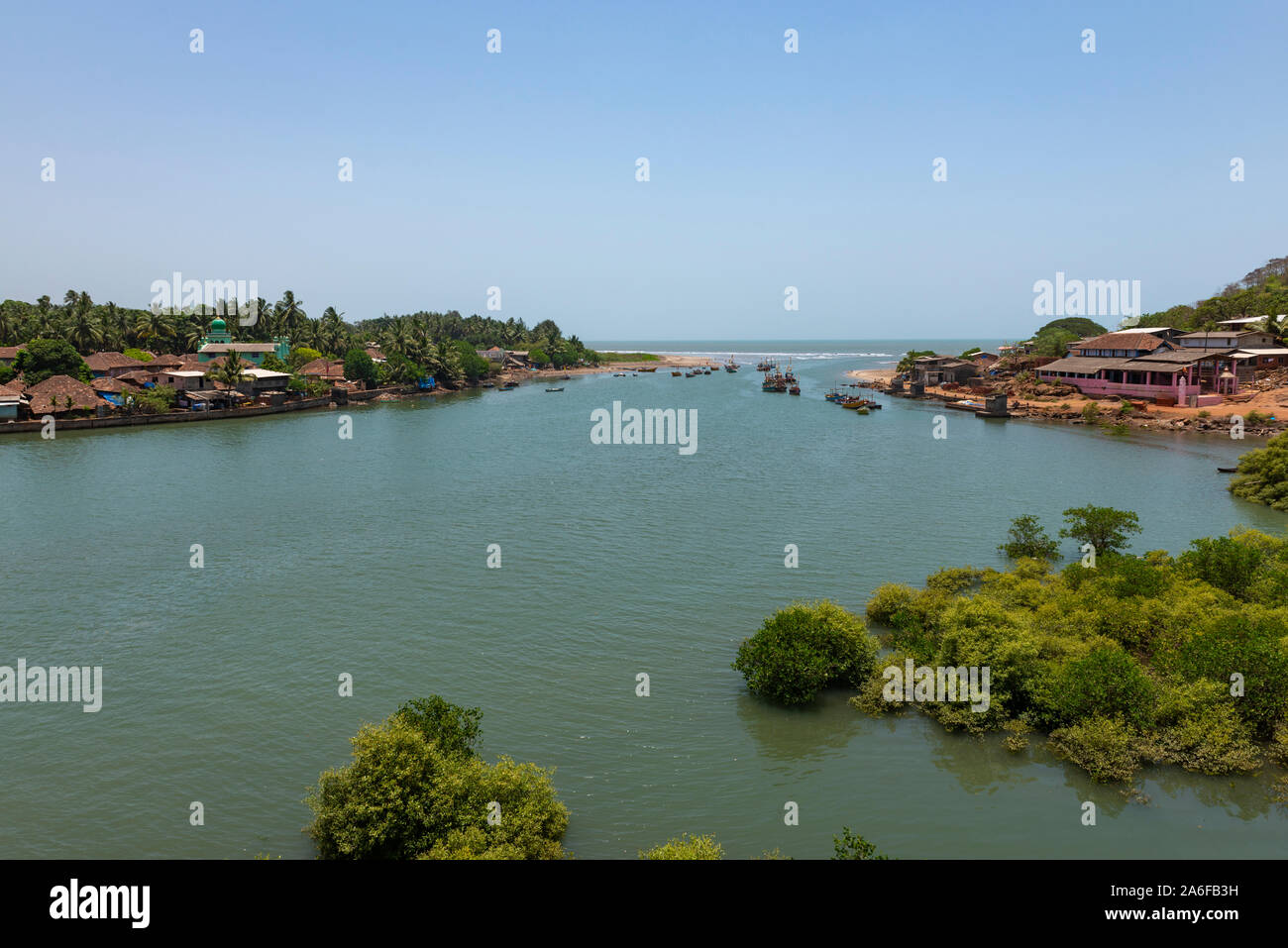 Punto di confluenza del fiume Savitri mare e vicino a Spiaggia di Velas,Raigad,Maharashtra, India Foto Stock