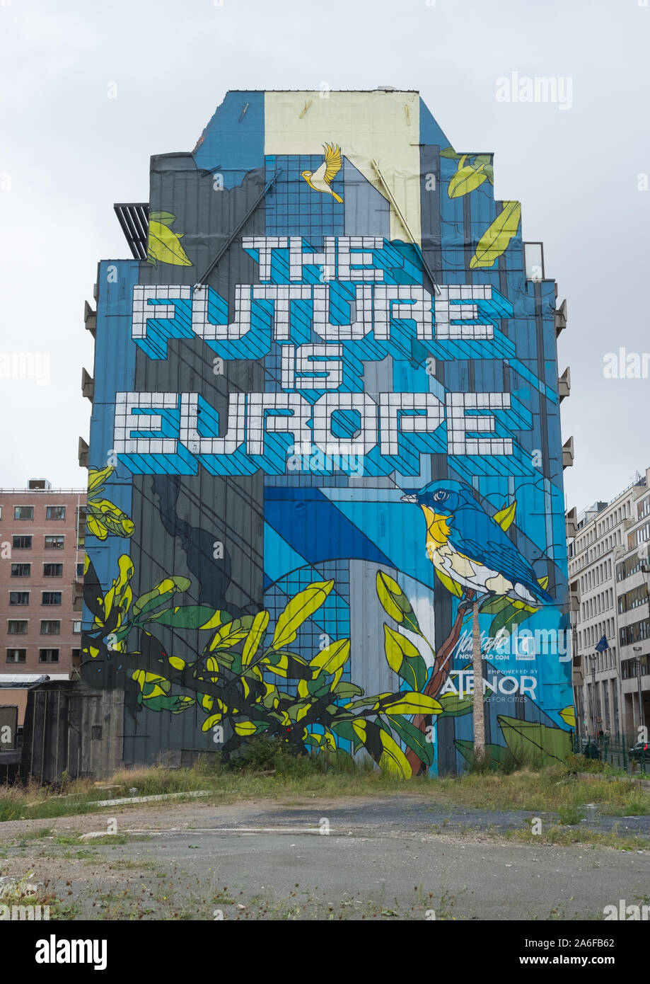 Il murale sulla facciata di un edificio dicendo " Il futuro è l' Europa, Rue de la Loi, Bruxelles, Belgio Foto Stock