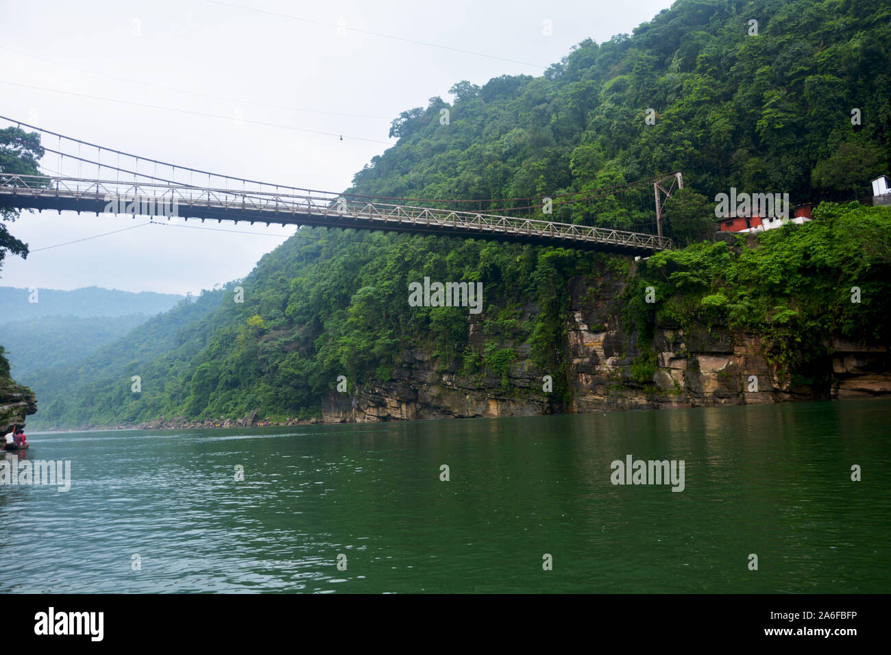 La sospensione ponte di sospensione di Umngot nel fiume Dawki, Shillong, Meghalay vicino al confine India-Bangladesh come visto da sotto il fiume Foto Stock