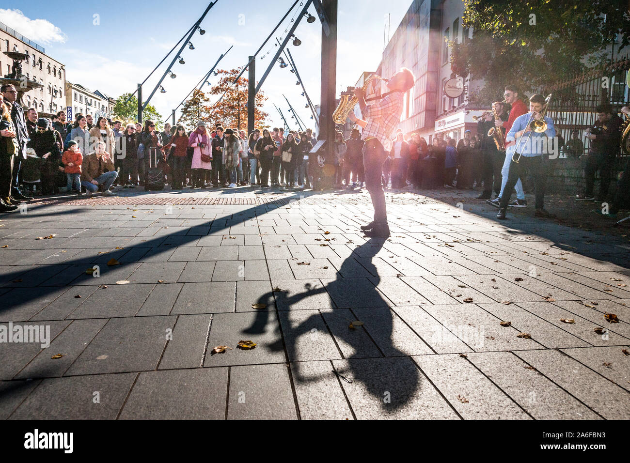 La città di Cork, Cork, Irlanda. 26 ottobre, 2019. Hyde Park ottone giocare una improvvisata performance per il pubblico sul Grand Parade durante il Festival del Jazz a Cork in Irlanda. - Credito; David Creedon / Alamy Live News Foto Stock