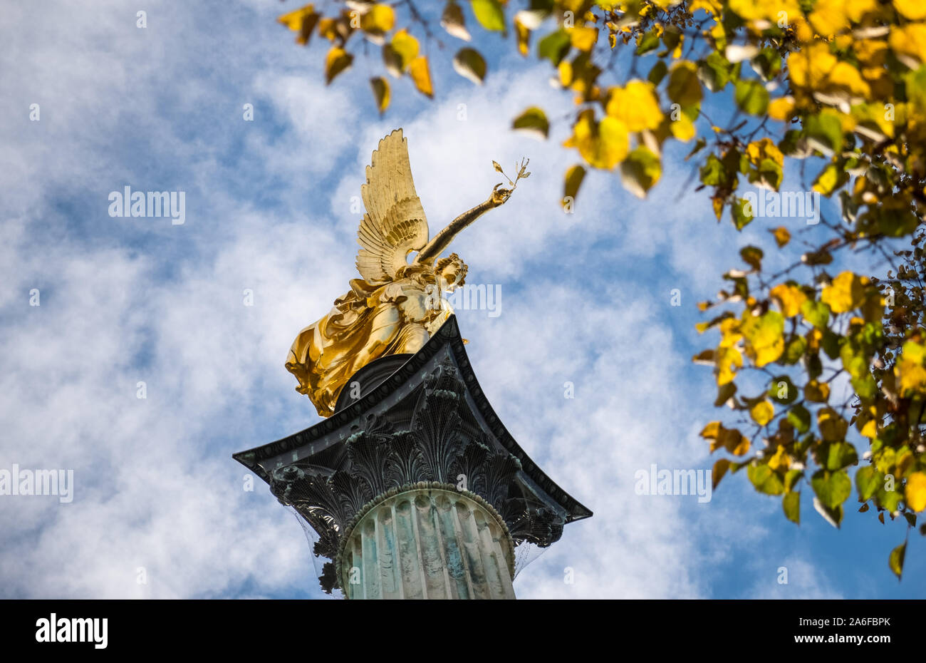 Friedensengel, Prinzregentenplatz, Monaco di Baviera, in Germania, un parco la statua di un Angelo dorato su una colonna e un monumento alla pace. Foto Stock