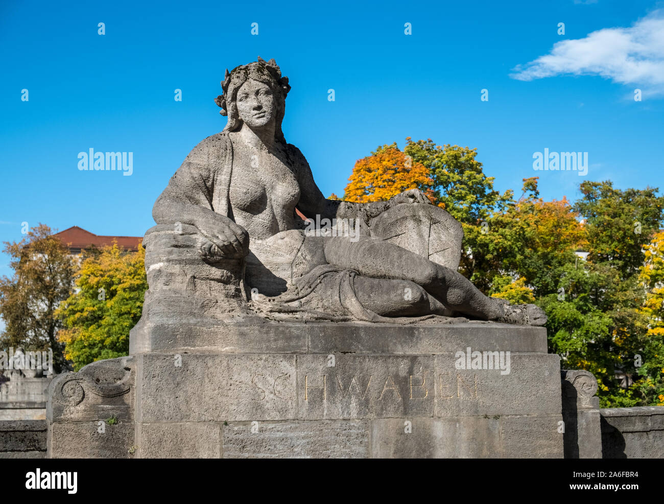 Schwaben statua di pietra scultura si trova sul Luitpold come ponte che attraversa il fiume Isar, Monaco di Baviera, Germania. Foto Stock