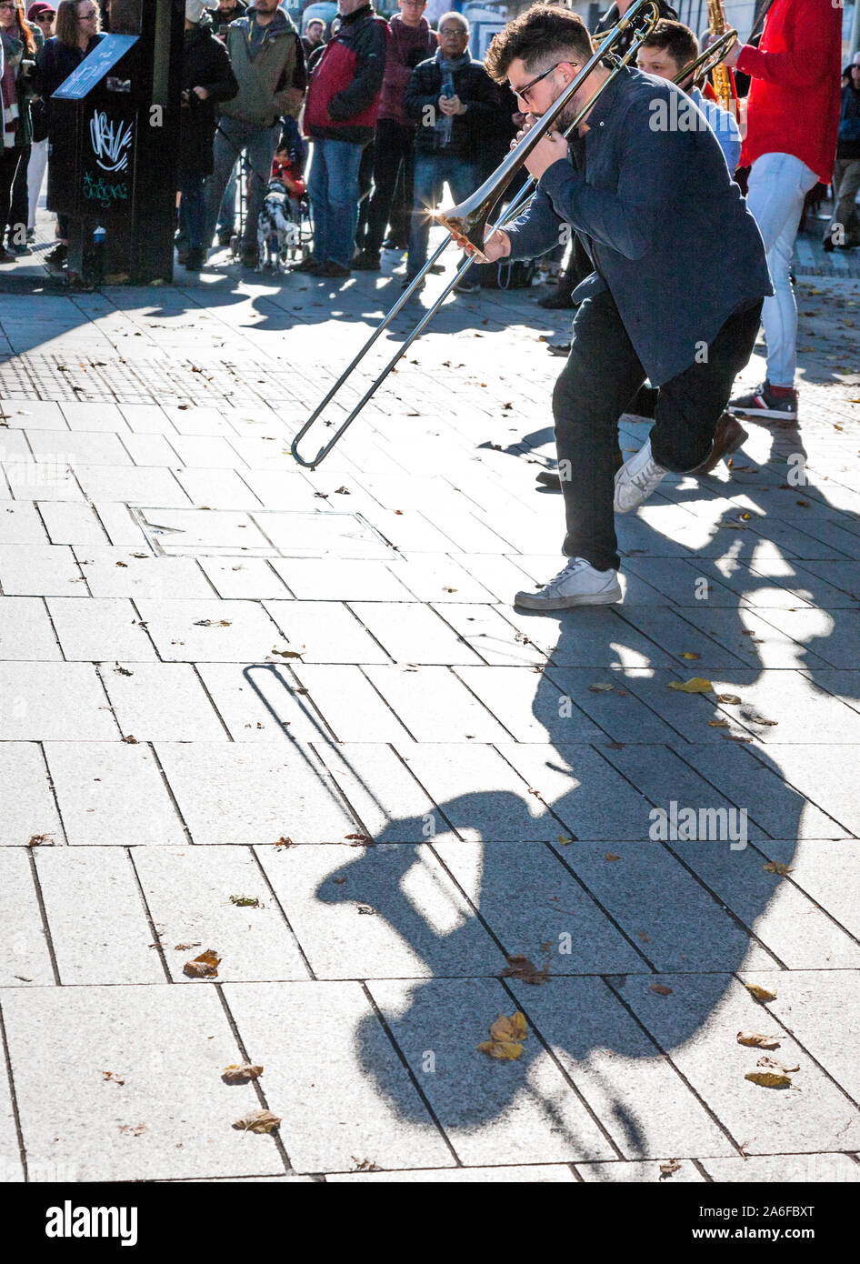 La città di Cork, Cork, Irlanda. 26 ottobre, 2019. Hyde Park ottone giocare una improvvisata performance per il pubblico sul Grand Parade durante il Festival del Jazz a Cork in Irlanda. - Credito; David Creedon / Alamy Live News Foto Stock