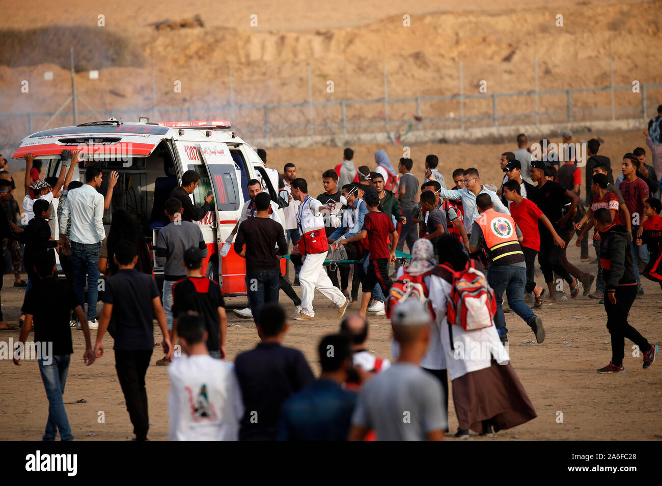 Palestinesi prendere parte in una dimostrazione sul confine Gaza-Israel, a est di Rafah nel sud della striscia di Gaza, il Ott 25, 2019. Foto Stock