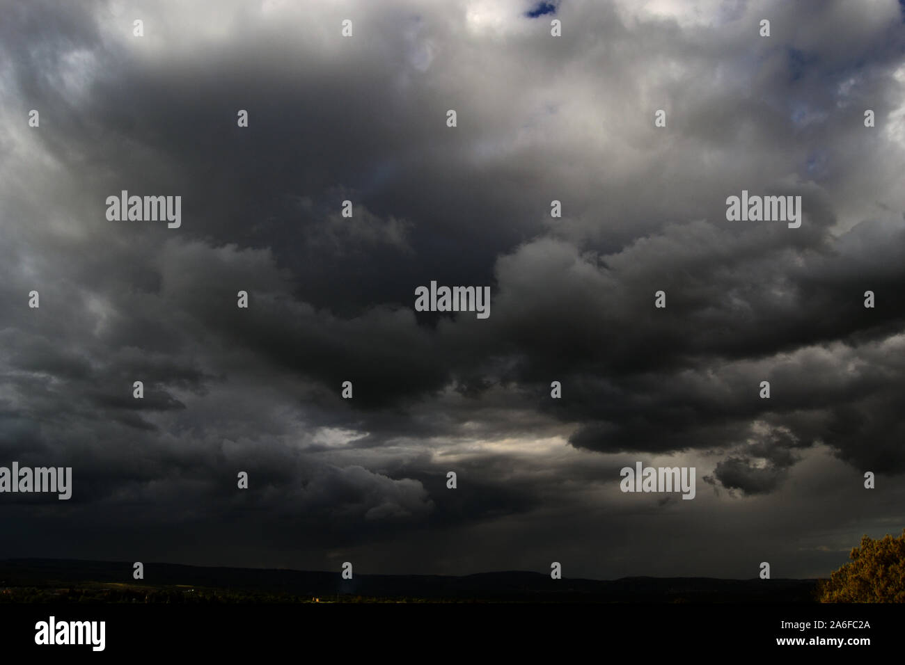 Pericoloso Dark nuvole temporalesche che copre il cielo pericolosa tempesta scure nuvole che coprono il cielo blu Foto Stock