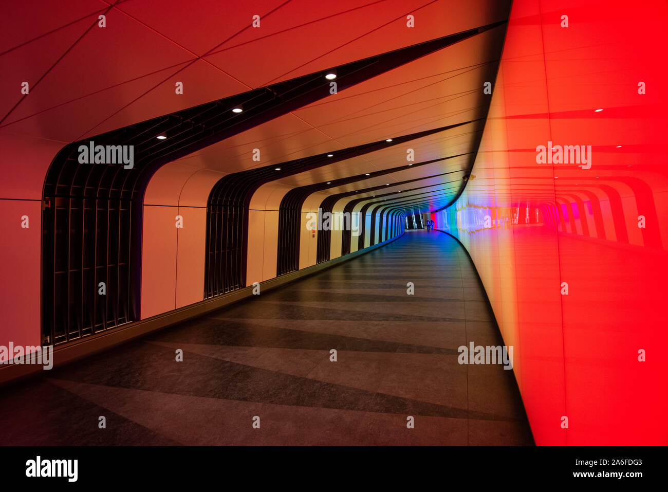 La colorata Tunnel di luce tra St Pancras e la stazione di Kings Cross, London Inghilterra England Regno Unito Foto Stock