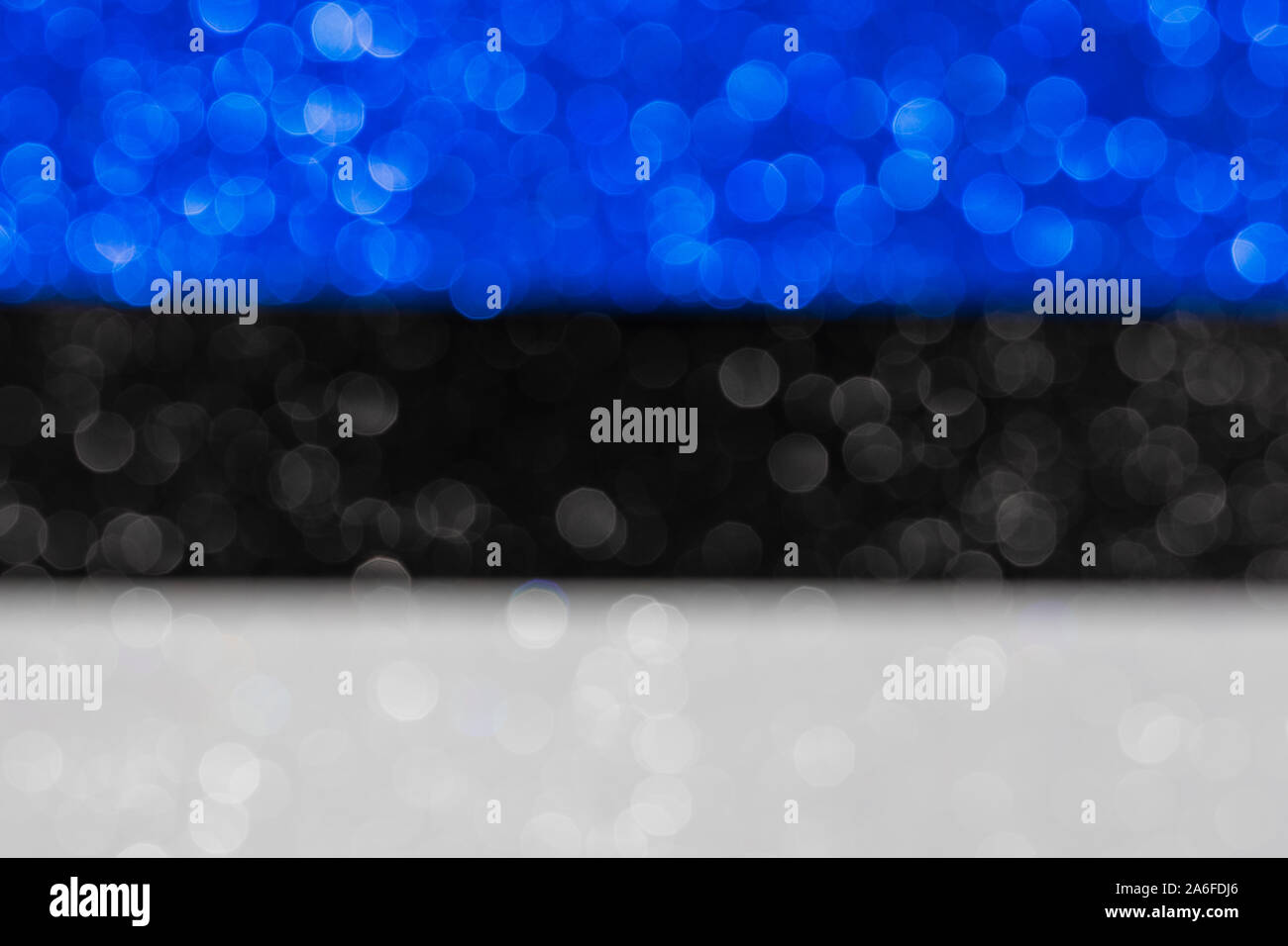 Abstract con sfondo bokeh, blu bianco nero patriottica bandiera glitter con effetti sfocati, modello di festa con spazio di copia Foto Stock