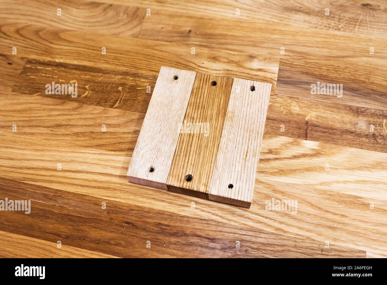 Legno di quercia mattoni sul giallo lubrificati in legno di rovere e texture di sfondo Foto Stock