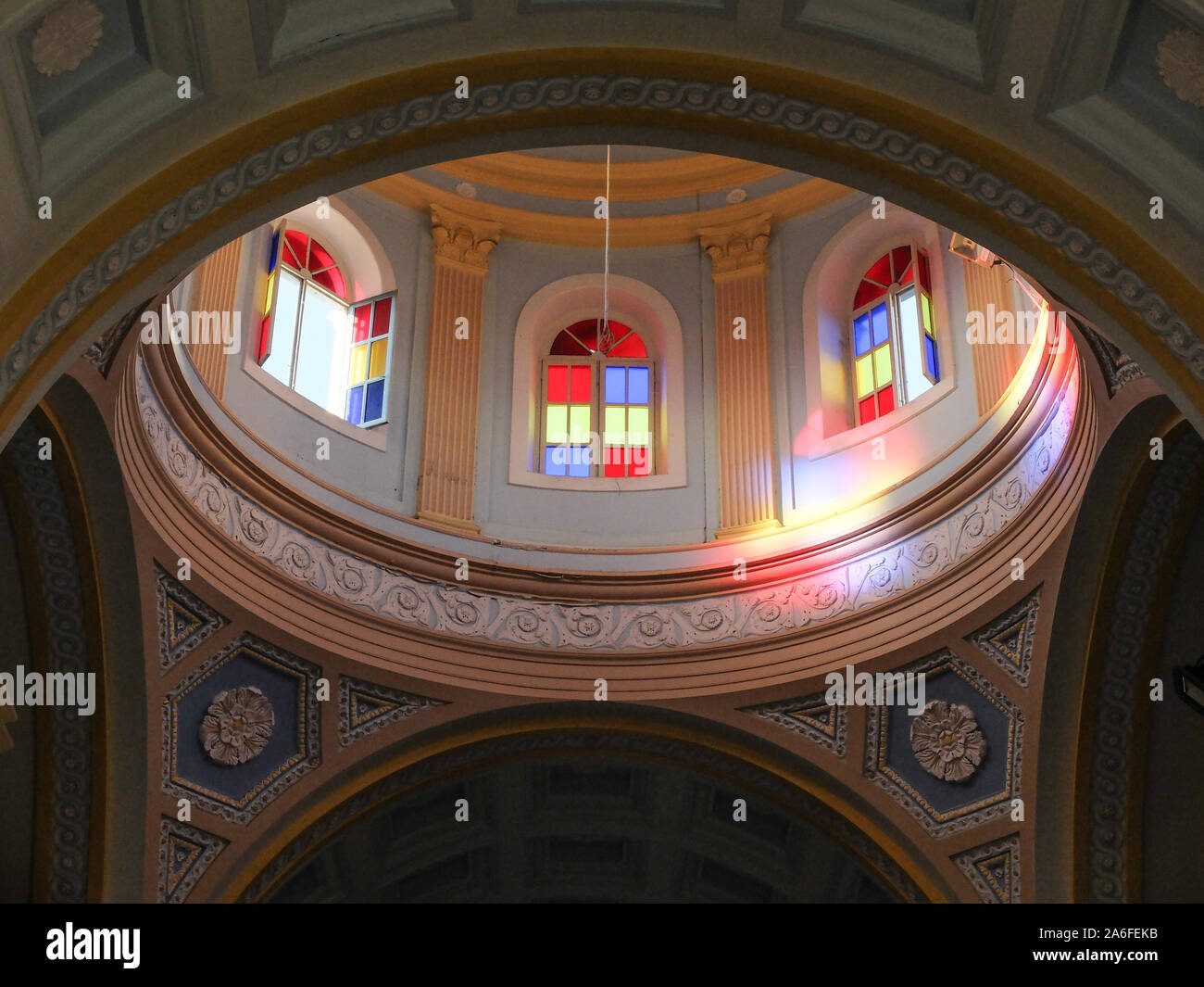 I pilastri e gli archi danno il via ad una cupola con vetrate finestre ad arco che lo circonda. Foto Stock