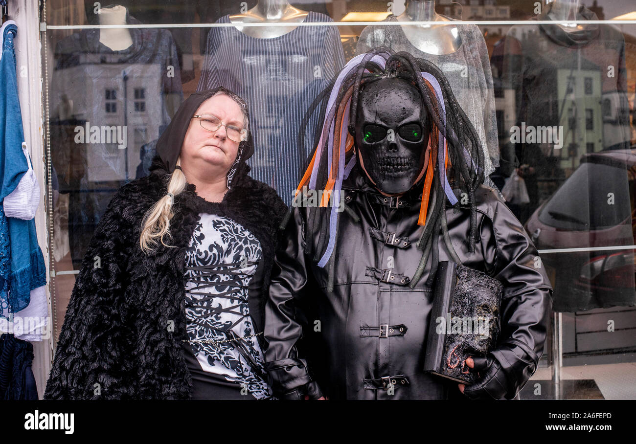 Matura nei tradizionali costumi di Goth, Whitby Goth Festival Weekend, Whitby, North Yorkshire, Regno Unito, 26 Ottobre 2019 Foto Stock