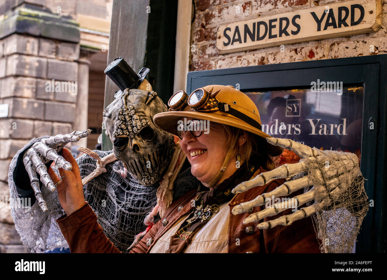 Uomo in scheletro tradizionale costume di Goth abbraccia donna, Whitby Goth Festival Weekend, Whitby, North Yorkshire, Regno Unito, 26 Ottobre 2019 Foto Stock