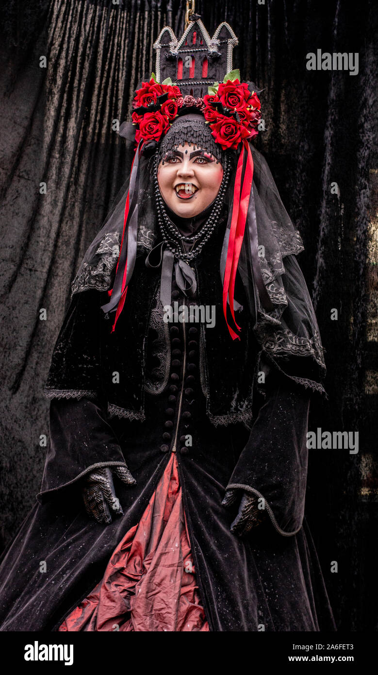 Giovane donna nel colpire il vampiro tradizionale costume di Goth, Whitby Goth Festival Weekend, Whitby, North Yorkshire, Regno Unito, 26 Ottobre 2019 Foto Stock