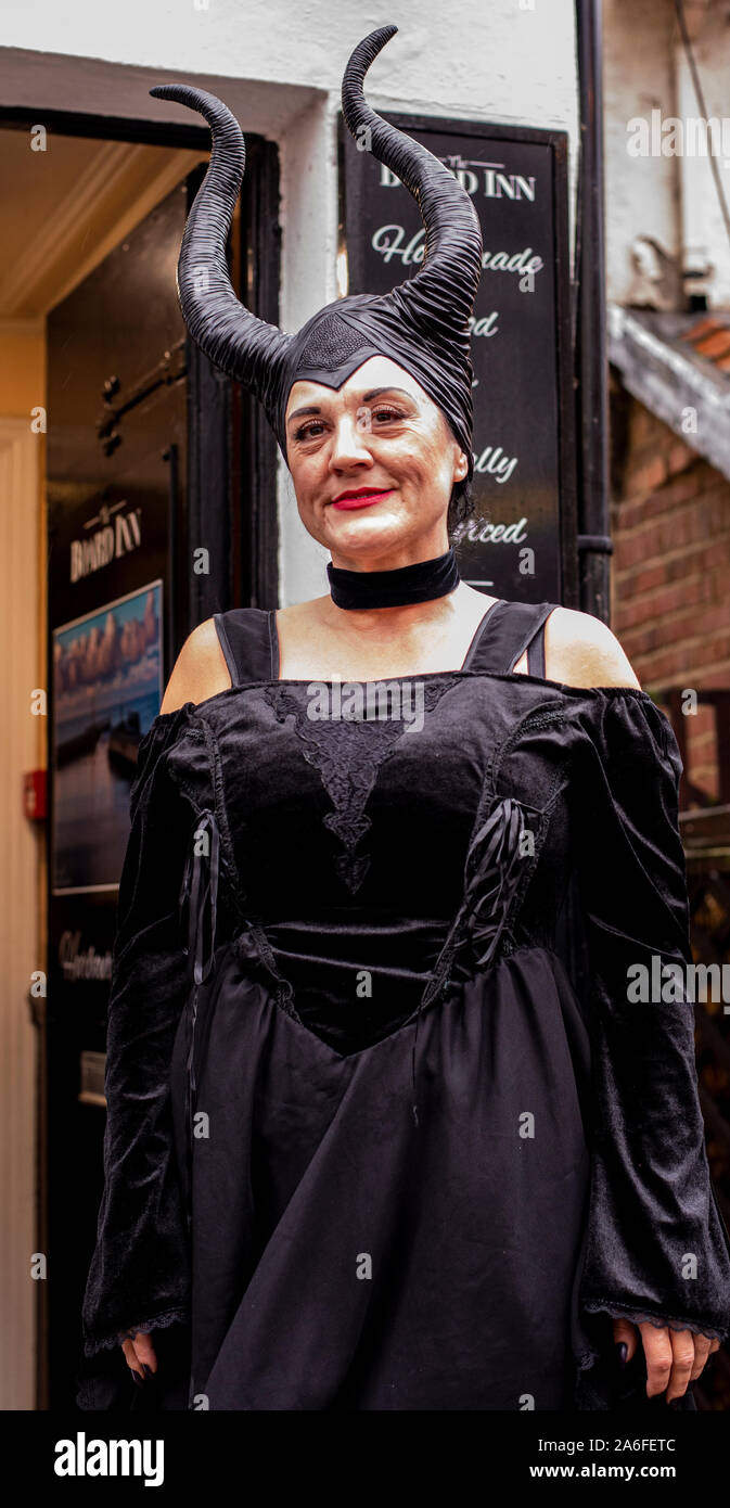 La donna nel tradizionale costume di Goth, Whitby Goth Festival Weekend, Whitby, North Yorkshire, Regno Unito, 26 Ottobre 2019 Foto Stock