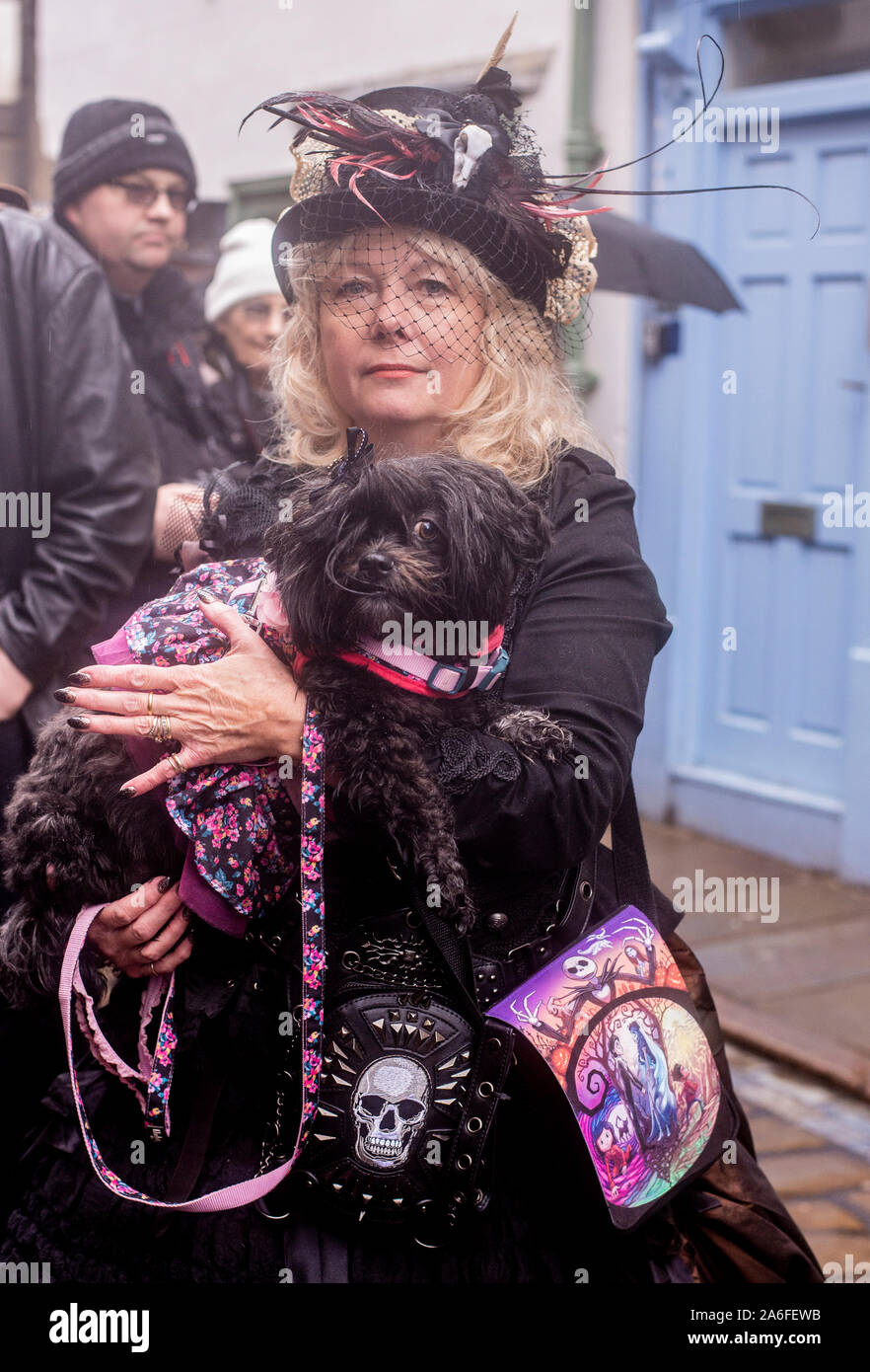 La donna nel tradizionale costume di Goth portando cane, Whitby Goth Festival Weekend, Whitby, North Yorkshire, Regno Unito, 26 Ottobre 2019 Foto Stock