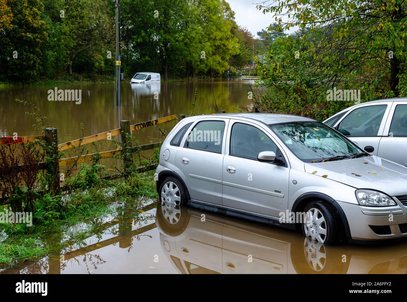 Alluvione in Staffordshire città di pietra, UK. Il fiume di Trento ha allagato strade e la corona prato. Alcune vetture sono state annegano in acqua. Foto Stock