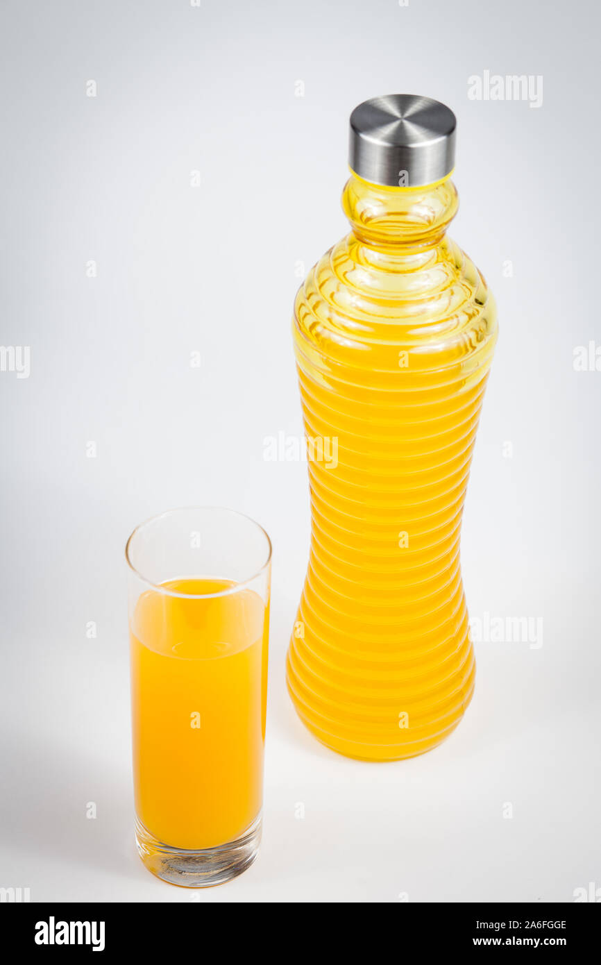Succo d'arancia in vetro e bottiglia su sfondo bianco Foto Stock