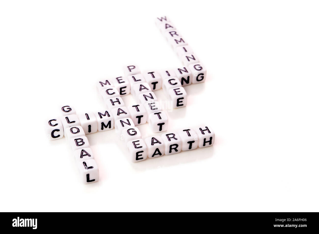 Il cambiamento climatico globale con planet di riscaldamento e fusione del ghiaccio parole in forma di cubetti di bianco con lettere nere su sfondo bianco Foto Stock