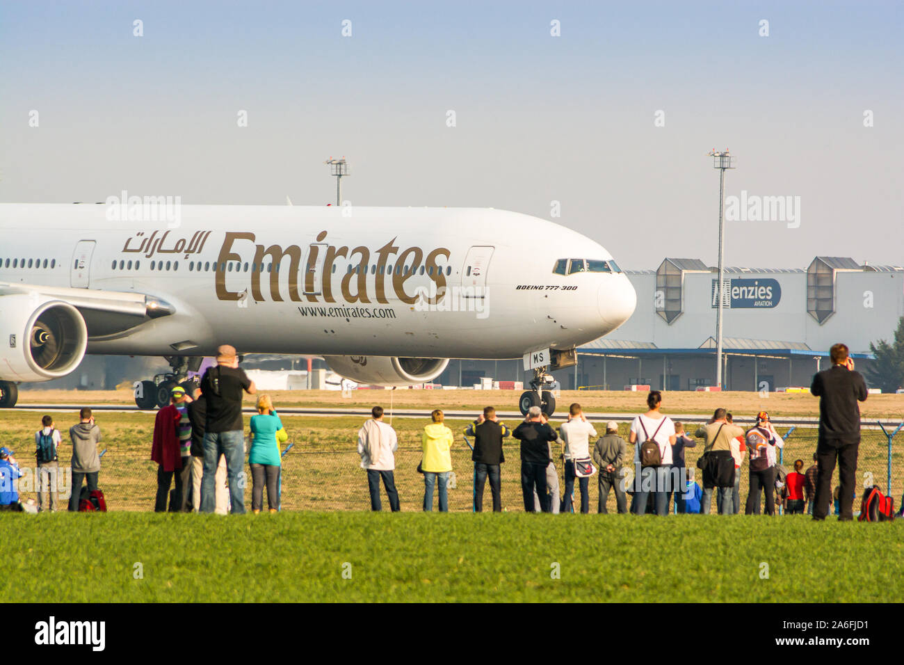 Praga, Repubblica Ceca - 14 Marzo 2014. Guardare la gente di aerei di atterraggio e di decollo in aeroporto Foto Stock