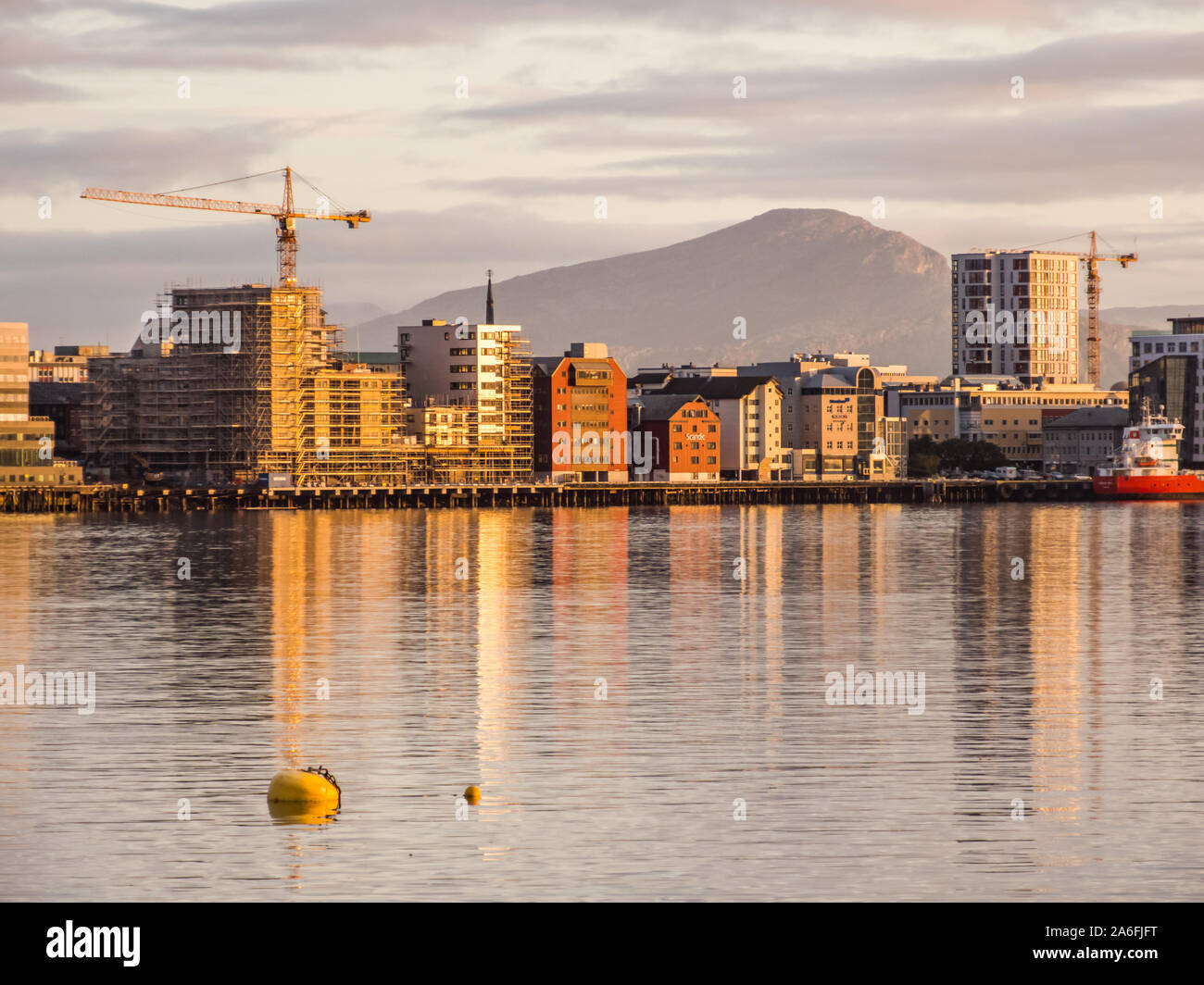 Ronvikleira, Bodo, Norvegia - Agosto 18, 2019: vista del centro della città di Bodo sulla banca del fiordo con mountain in background . Nordland l'Europa. Per porta Foto Stock