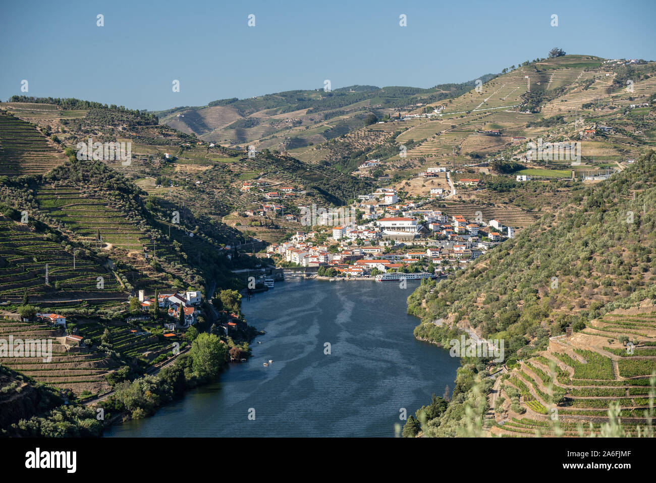Villaggio di Pinhao sulla curva nel fiume tra le colline della valle del Douro in Portogallo Foto Stock