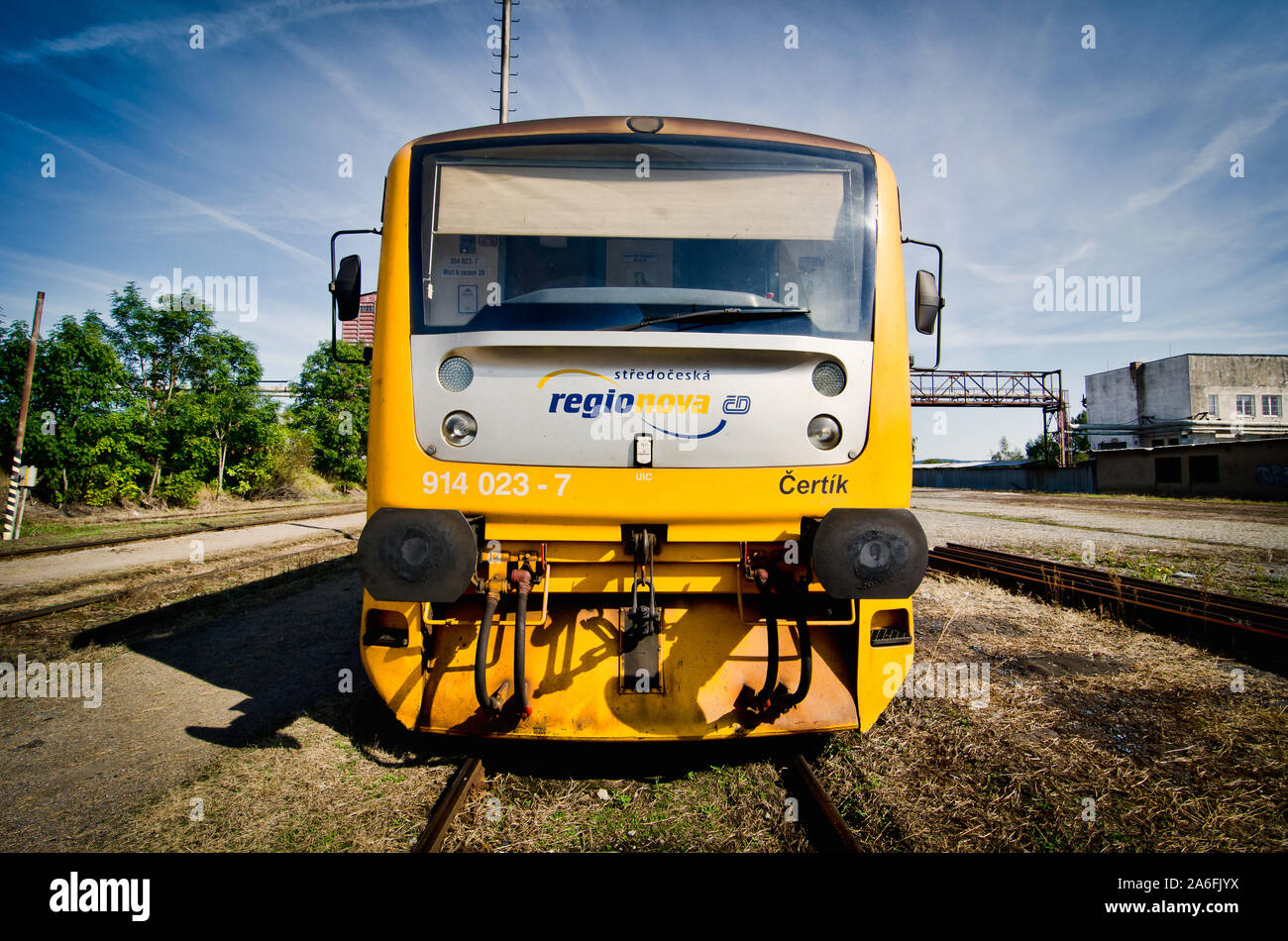 Dobris, Repubblica Ceca - 11 settembre 2011. Giallo sul treno ferrovia Foto Stock