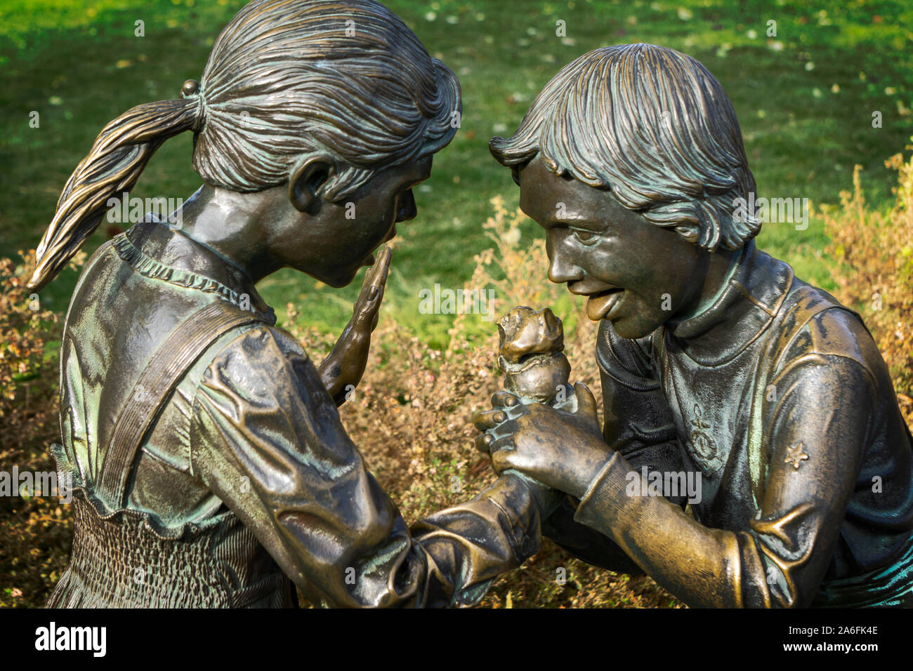 Ragazzo e una ragazza a mangiare il gelato statua in bronzo dello Zoo di Calgary Alberta Foto Stock