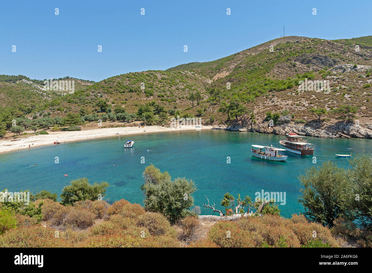 Una vista panoramica di una baia idilliaca tra Loutra e Alyki sull isola di Thasos in Macedonia, Grecia. Foto Stock