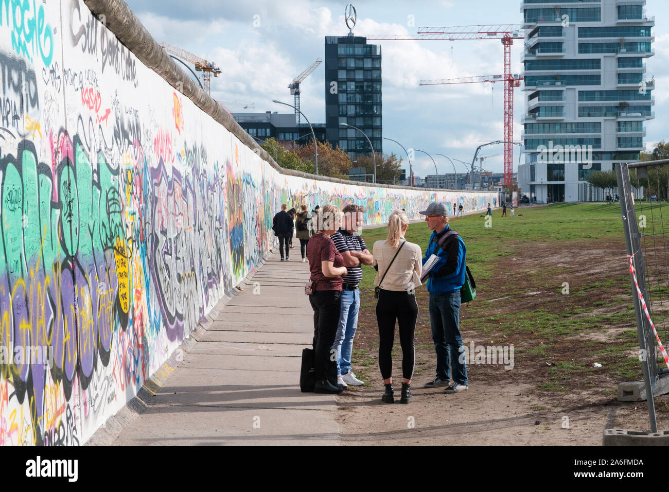 Berlino, Germania - ottobre - 2019: gruppo di persone sulla gita turistica visitando il muro di Berlino a Berlino, Germania Foto Stock