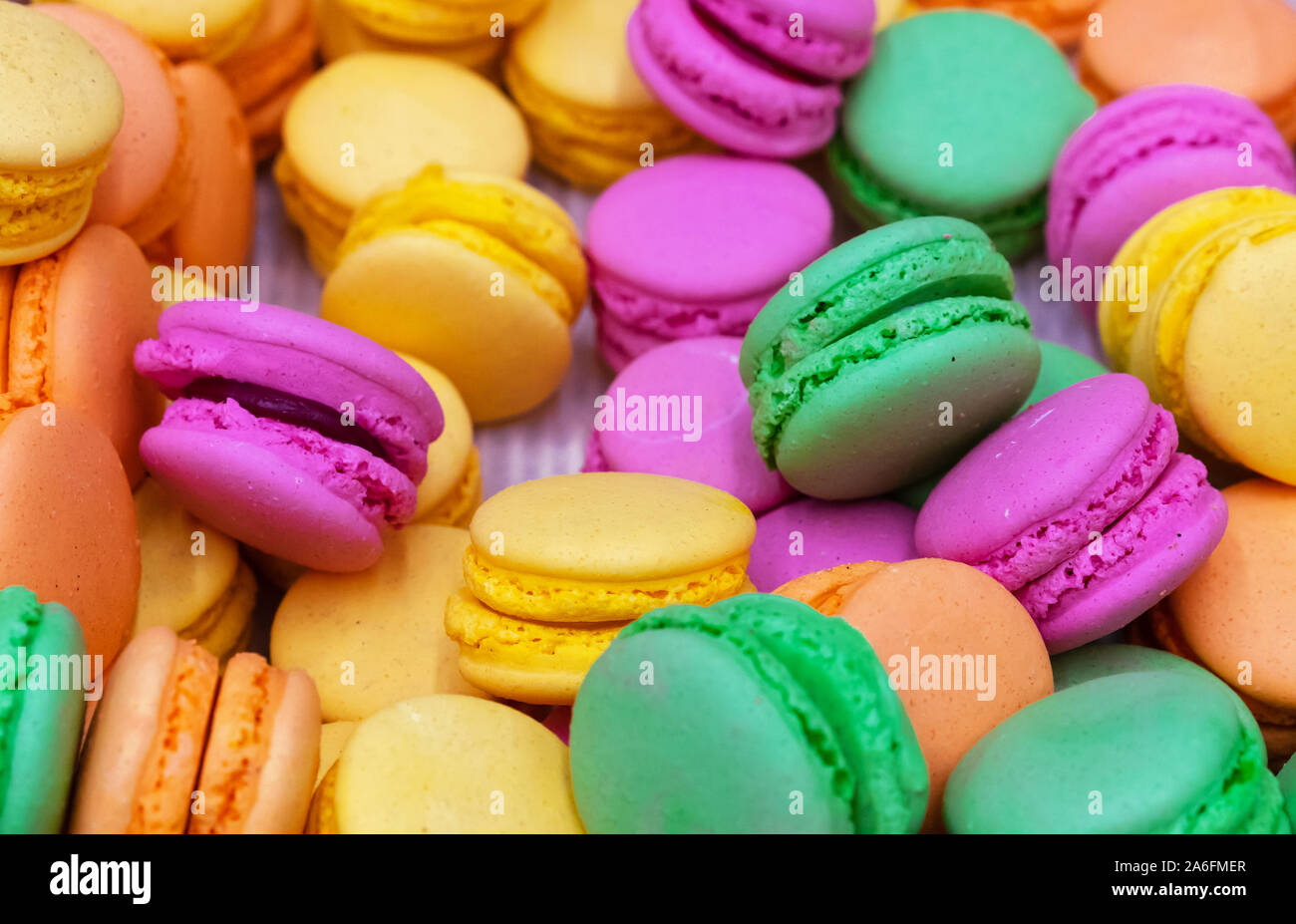 Caso di visualizzazione con una ricca varietà di Parisian macaron cookie. Foto Stock