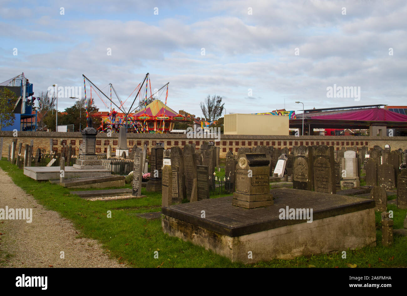 Contrasto: tristezza e piacere, della fiera adiacente al cimitero Foto Stock