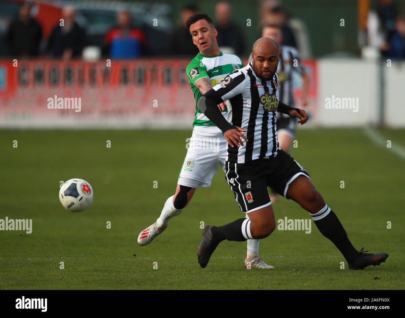 Chorley's Courtney Meppen-Walter (destra) e Yeovil Town Jimmy Smith battaglia per la sfera durante il National League match presso il Parco della Vittoria, Chorley. Foto Stock