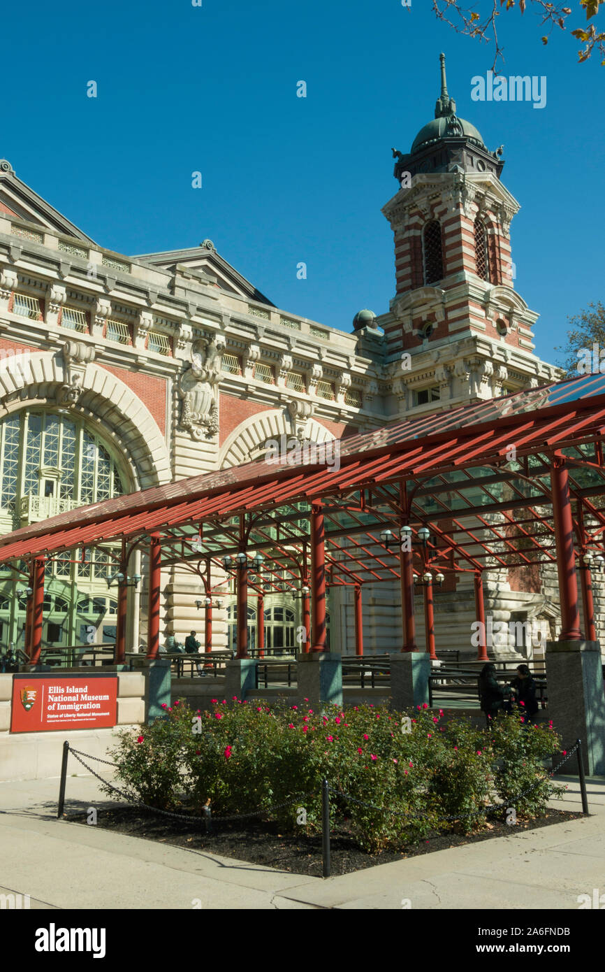 Ellis Island Museo Nazionale di immigrazione è un punto di riferimento storico nel porto di New York, Stati Uniti d'America Foto Stock