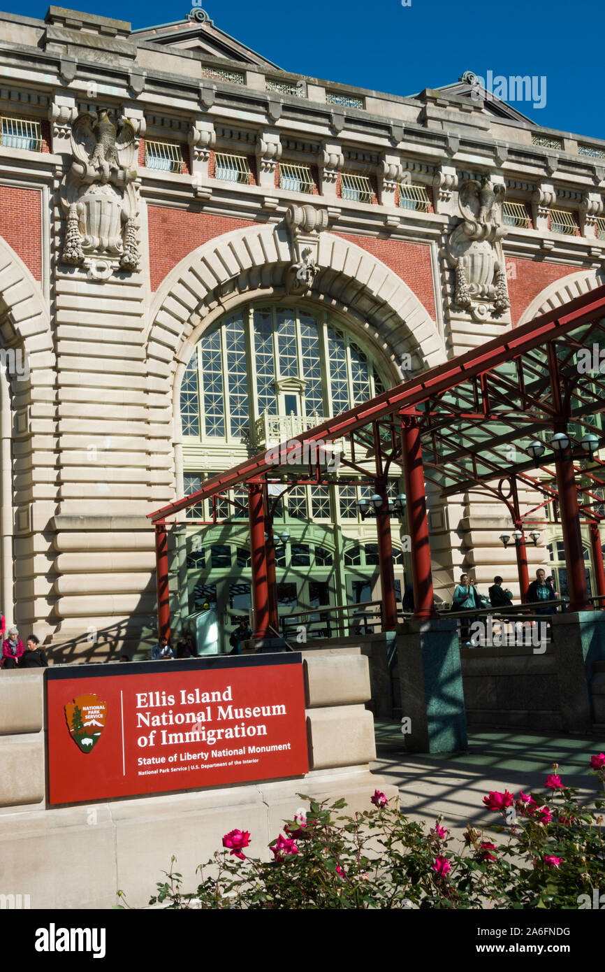 Ellis Island Museo Nazionale di immigrazione è un punto di riferimento storico nel porto di New York, Stati Uniti d'America Foto Stock