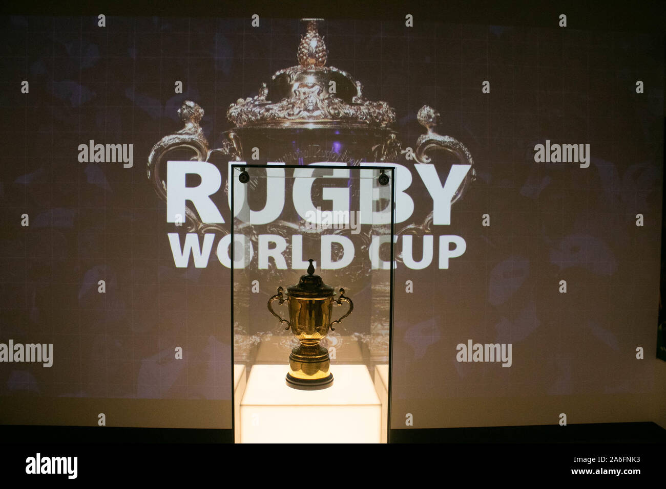 Londra, Regno Unito. 26 ott 2019. Una replica del Webb Ellis trophy sul display in un armadio di vetro presso il museo di Twickenham il giorno in Inghilterra ha raggiunto la fase finale della Coppa del Mondo in Giappone battendo la Nuova Zelanda All Blacks a Yokohama. Credito: Amer Ghazzal SOPA/images/ZUMA filo/Alamy Live News Foto Stock