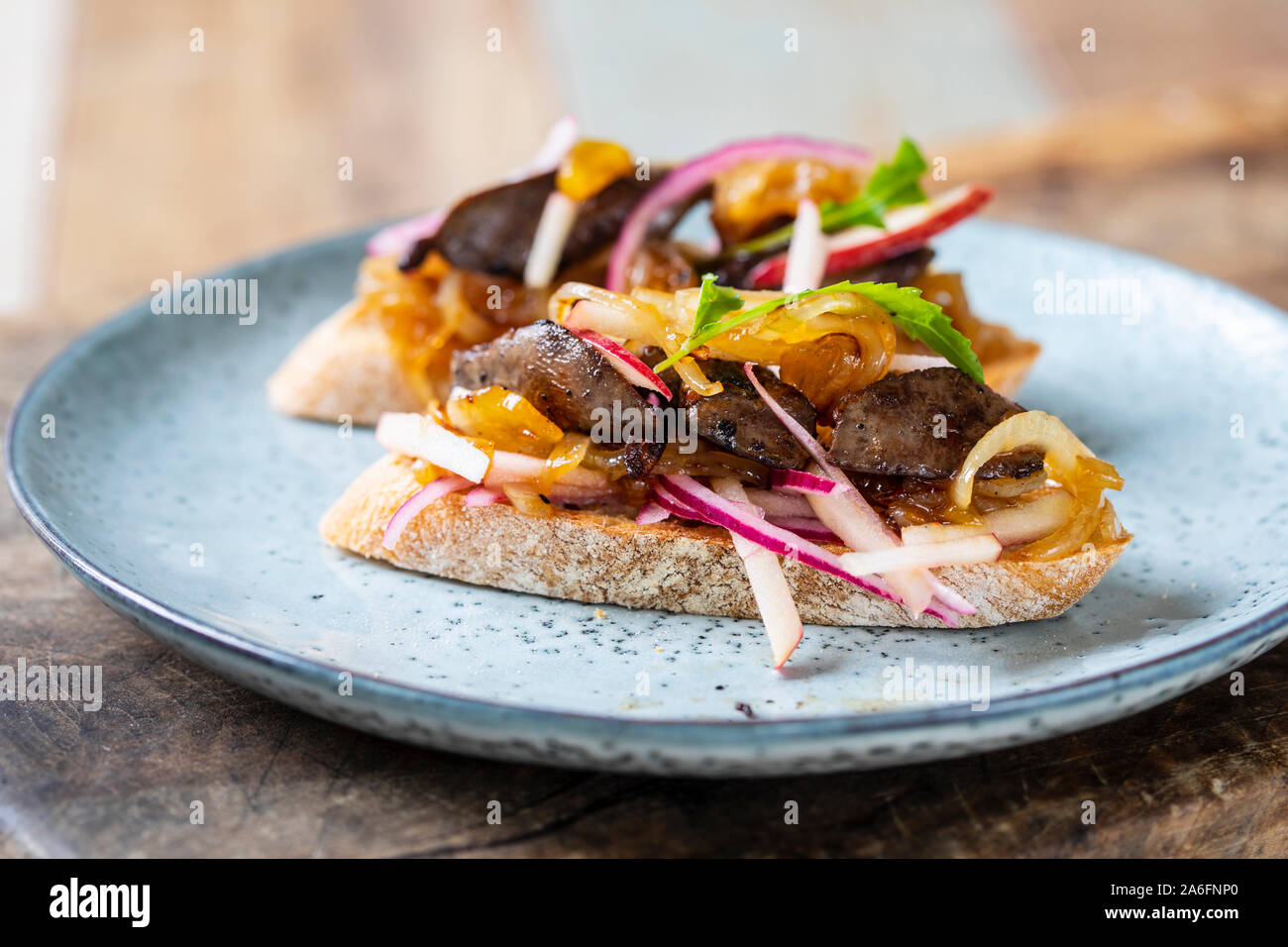 Fegato di pollo con Apple, cipolla e chutney di mango sul pane tostato Foto Stock