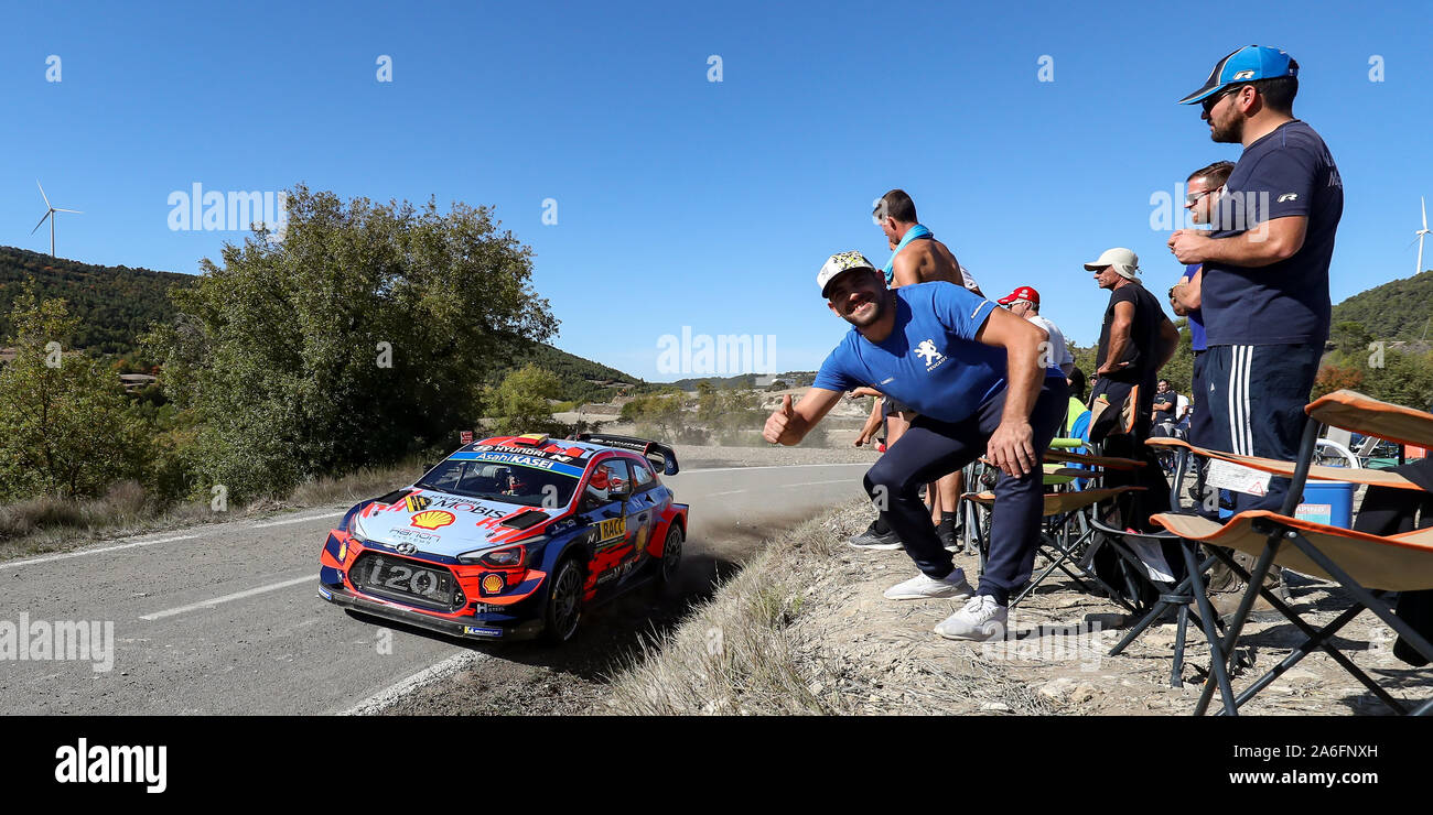 Salou, Catalogna, Spagna. 26 ott 2019. Campionato del Mondo Rally, il Rally di Spagna, il giorno della gara; spagnolo rally fans comportano per le foto come i loro eroi locali e Spagnolo Rally Mondiale stelle Dani Sordo e co-driver Carlos DEL BARRIO gara passato nel loro Hyundai i20 Coupe WRC - Editoriale usare carte di credito: Azione Plus sport/Alamy Live News Foto Stock