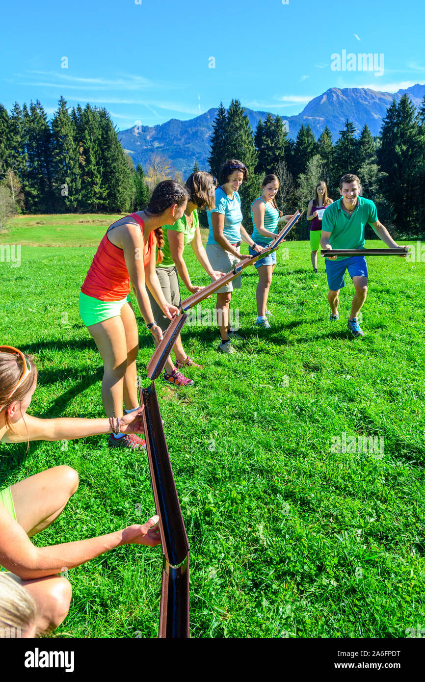 Teambuilding esercizi nella natura autunnale Foto Stock