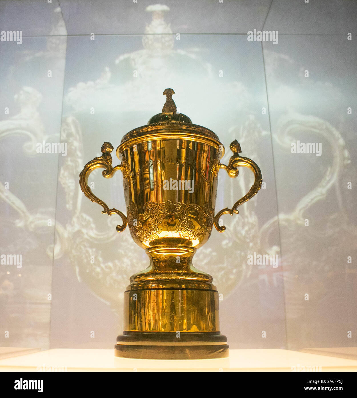 Twickenham Londra UK. 26 ottobre 2019 .una repplica del Webb Ellis trophy a Twickenham Stadium museum il giorno in Inghilterra ha raggiunto il 2019 finale di Coppa del mondo battendo la Nuova Zelanda All Blacks a Yokohama. amer ghazzal /Alamy live News Foto Stock