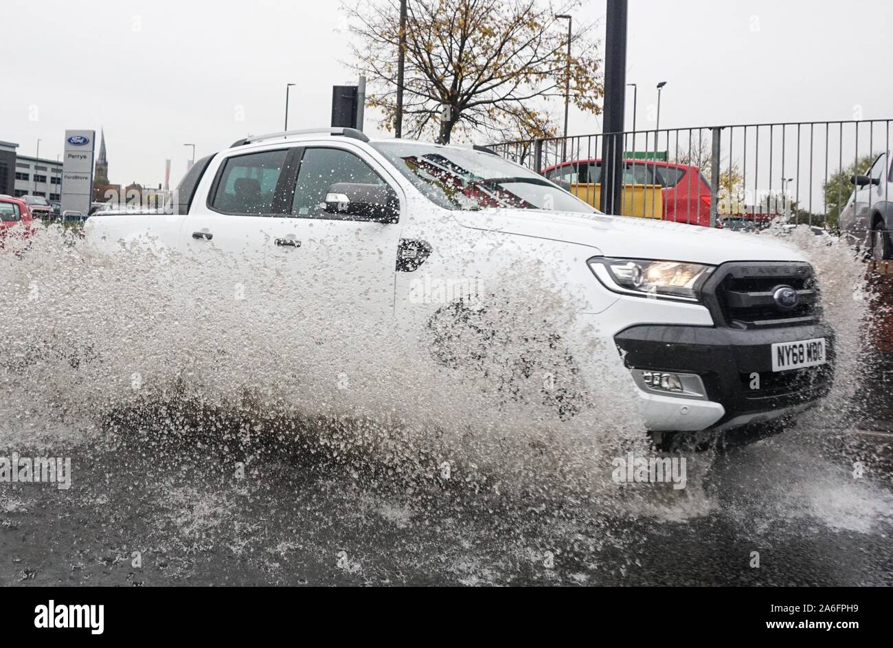 Chesterfield, Regno Unito, 26 ottobre 2019. Regno Unito Meteo : La A617 Chesterfield in entrambe le direzioni, e Hornsbridge Isola, sono attualmente chiusi a causa di inondazioni. Pioggia torrenziale spazzato area Chesterfield ieri sera e questa mattina. Foto di (Ioannis Alexopoulos / Alamy Live News Foto Stock