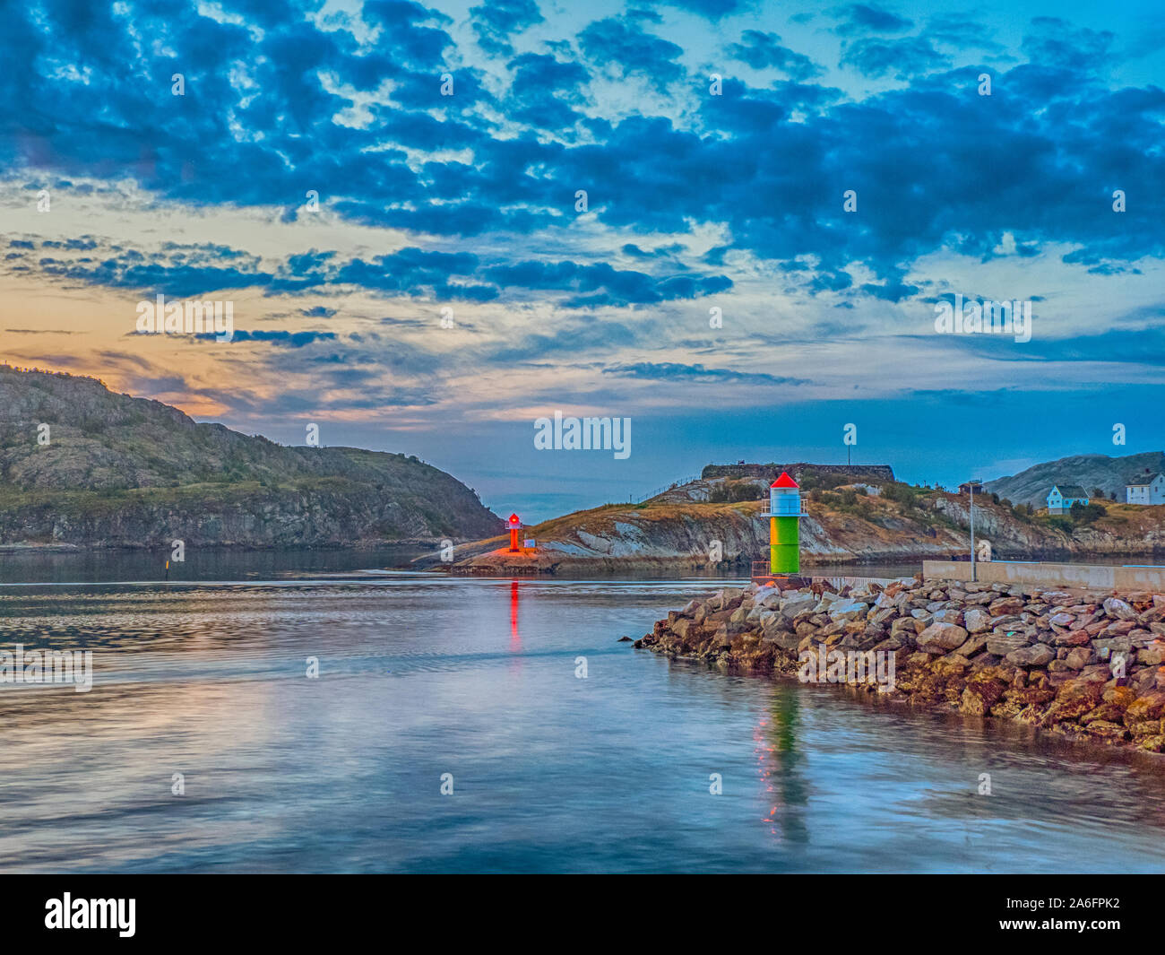 Moloen, Bodo, Norvegia - Agosto 18, 2019: vista del paesaggio di un faro a Bodo la costa vicino all'entrata di Bodo (Bodø) Harbour, l'orario del tramonto. Nordl Foto Stock
