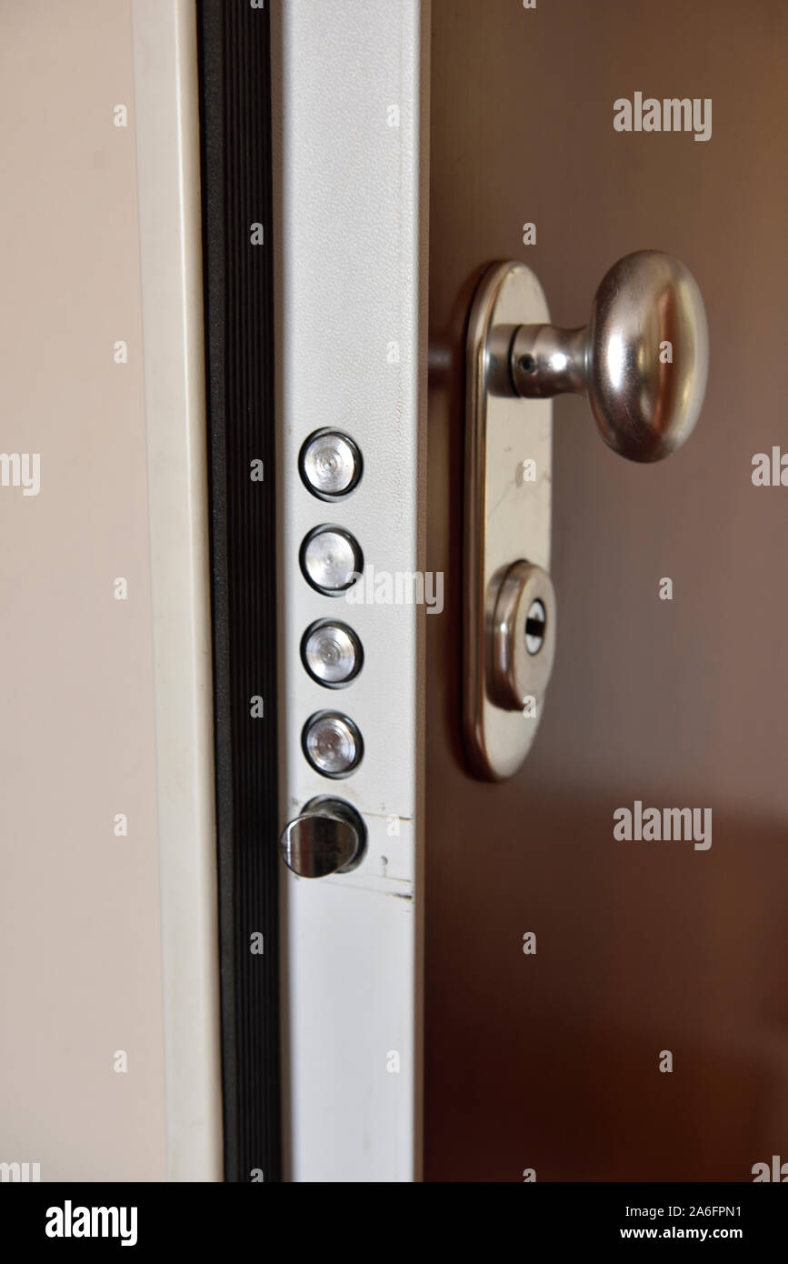 Alta sicurezza deadbolts multiple di stile Europeo e porta il meccanismo di blocco in apertura della porta appartamento Foto Stock