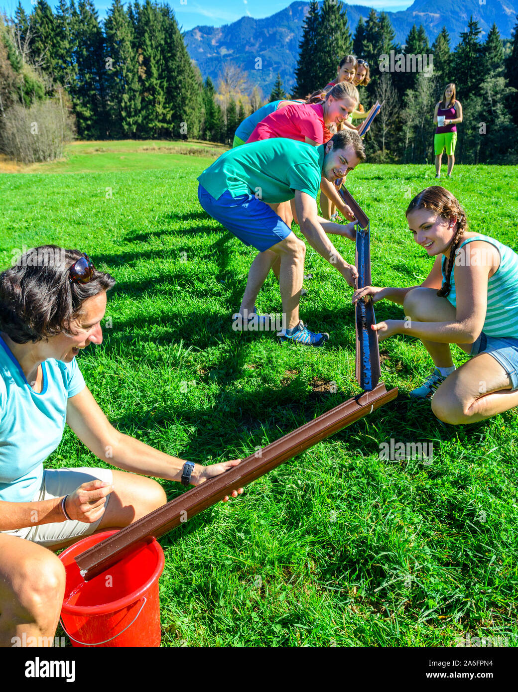 Teambuilding esercizi nella natura autunnale Foto Stock