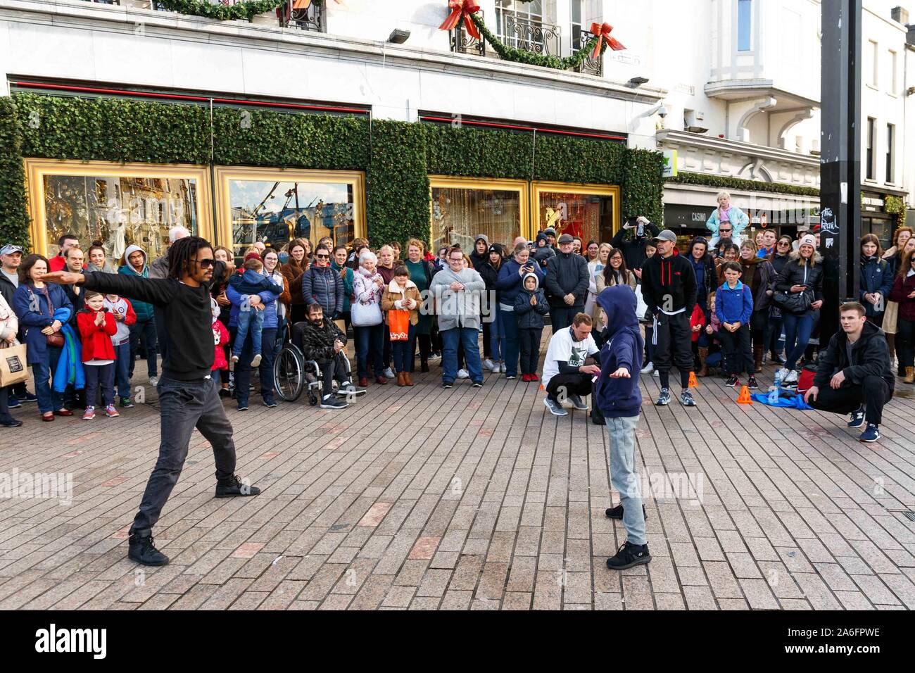 Cork, Irlanda, 26 ottobre 2019. Xlii Guinness Cork Jazz Festival, la città di Cork. Artisti di strada su Patricks Street. Oggi è il secondo giorno del quarantaduesimo Gunniess Cork Jazz Festival che è in esecuzione da venerdì a lunedì, Jazz Band venuti da tutto il mondo per esibirsi al festival. Credito: Damian Coleman Foto Stock