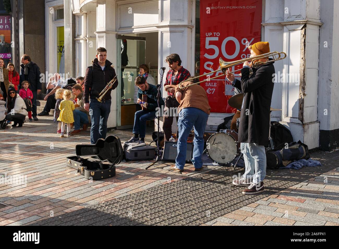 Cork, Irlanda, 26 ottobre 2019. Xlii Guinness Cork Jazz Festival, la città di Cork. Jazz Band al di fuori di Dorothy Perkins per St Patricks Street. Oggi è il secondo giorno del quarantaduesimo Gunniess Cork Jazz Festival che è in esecuzione da venerdì a lunedì, Jazz Band venuti da tutto il mondo per esibirsi al festival. Credito: Damian Coleman Foto Stock