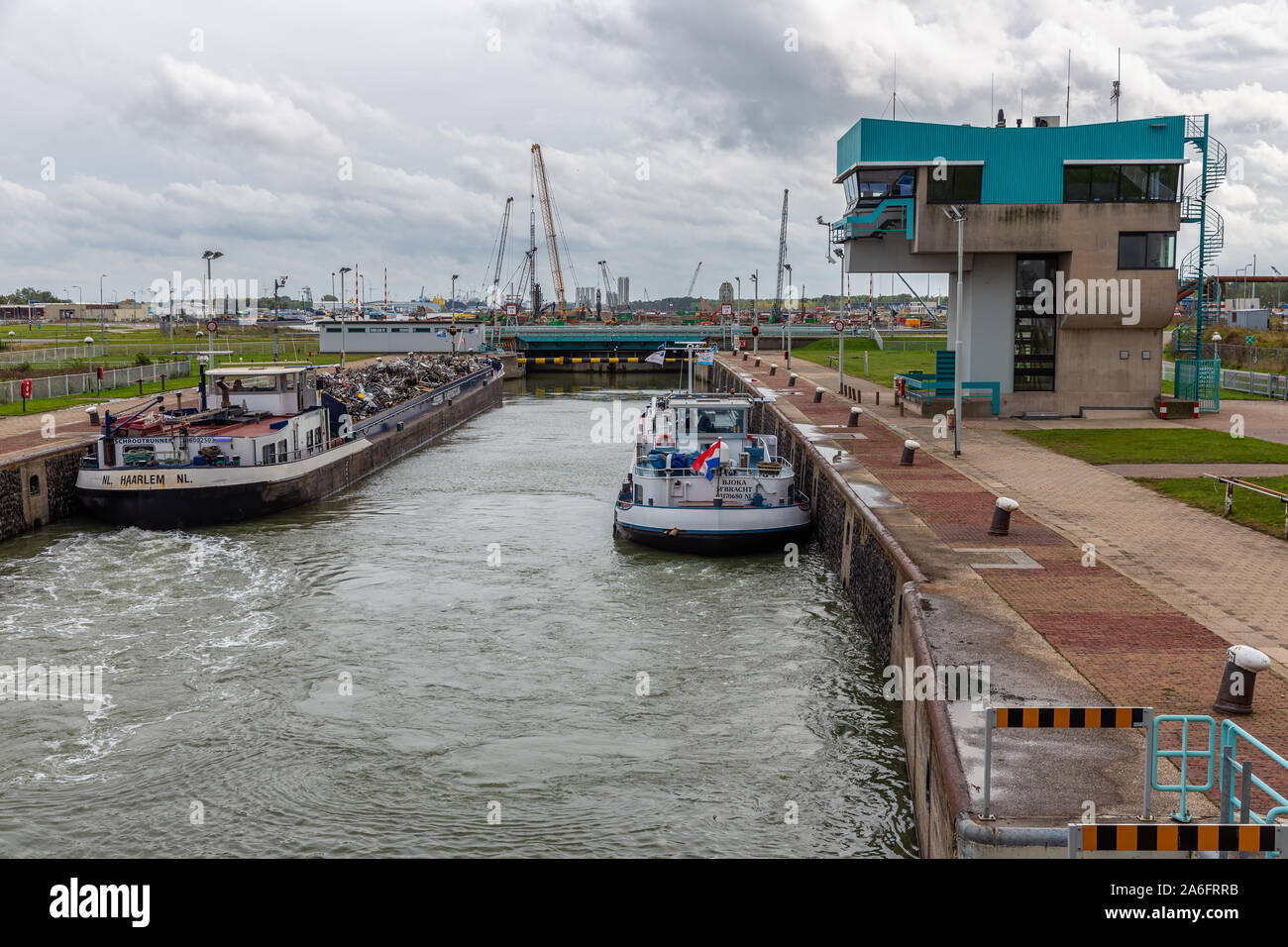 Bloccare in Dutch Canal Gent - Terneuzen con passaggio di navi cargo Foto Stock