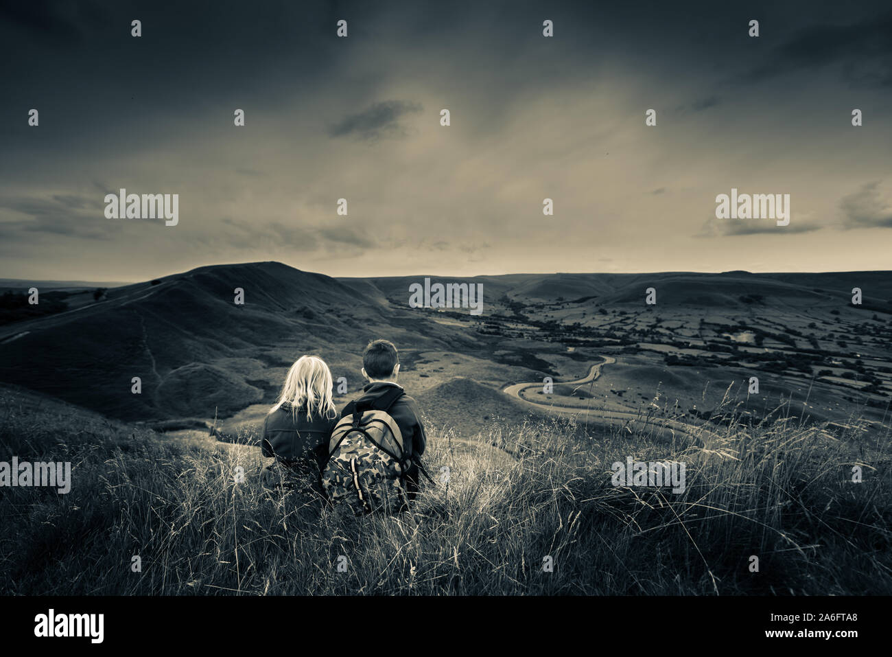 Un ragazzo con ADHD, autismo, Aspergers sindrome, gode di una giornata di escursioni con sua sorella al grande Ridge e Mam Tor, nel Derbyshire Peak District Foto Stock